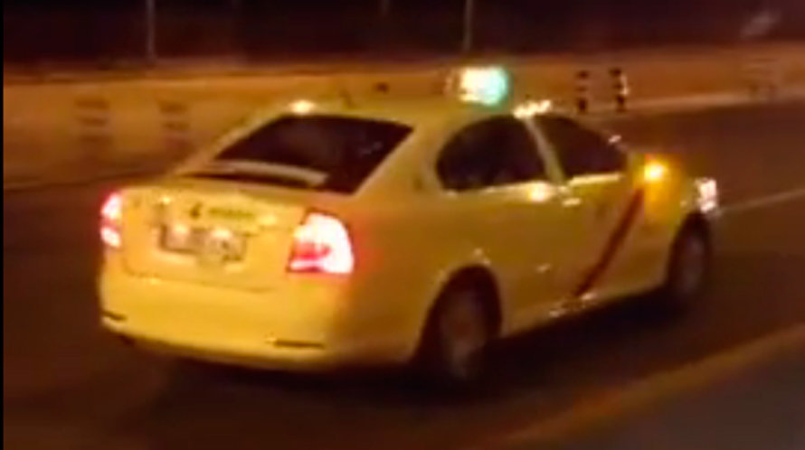Un taxi circulando en una imagen nocturna. ARCHIVO