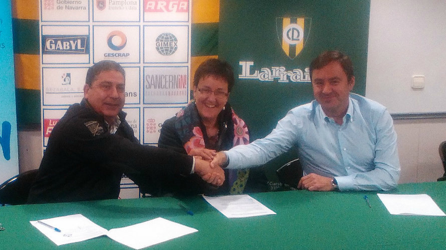 Firma del acuerdo de colaboración en Larraina.