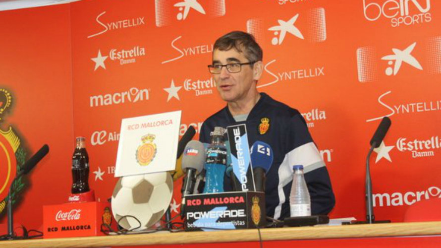 Fernando Vázquez en rueda de prensa. Twitter Real Mallorca.