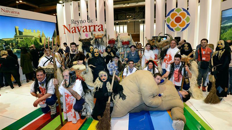 Los personajes del carnaval de Leitza, en el stand de Navarra de FITUR
