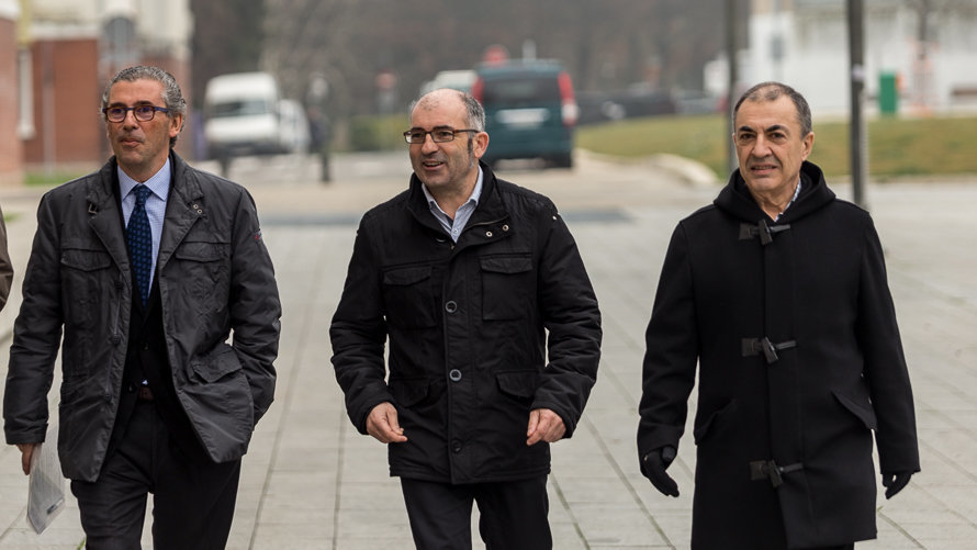 Joxe Abaurrea acompañado por sus abogados a la entrada del Palacio de Justicia de Pamplona (7). IÑIGO ALZUGARAY