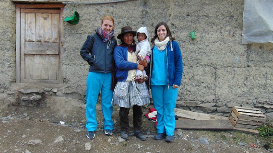 Jasule Díaz Biurrun (izq.) y Nerea Iriarte Munárriz, cuando realizaron prácticas de Enfermería en la Red de Salud Churcampa, de Perú.