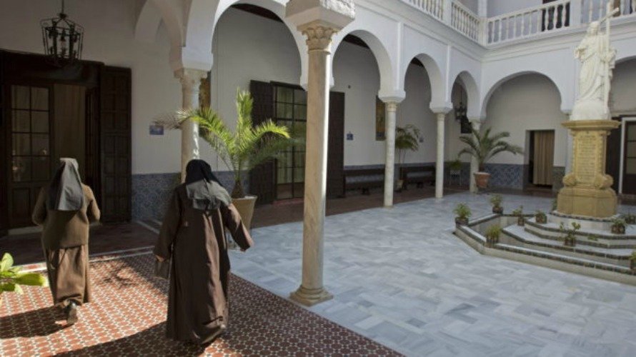 Dos monjas cruzan el claustro del convento de las Teresas en Sevilla. JOSÉ MANUEL VIDAL EFE.