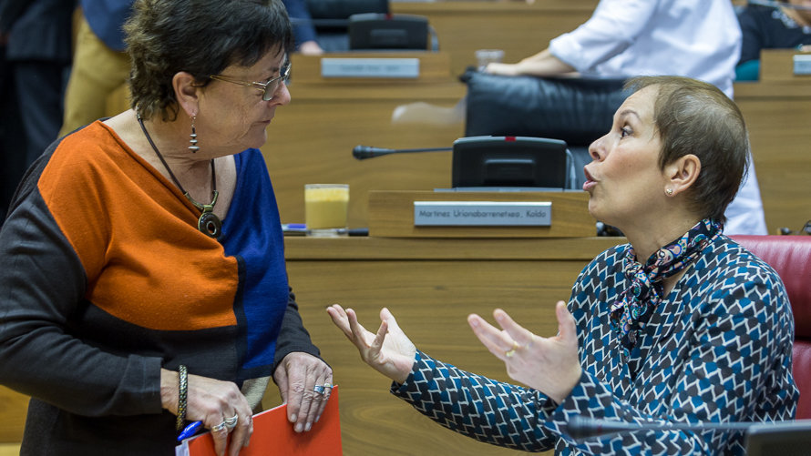 La consejera María José Beaumont conversa con la presidenta Uxue Barkos. IÑIGO ALZUGARAY