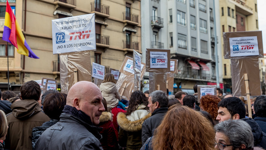 Multitudinaria manifestación en Pamplona en apoyo a las trabajadores de TRW (3). IÑIGO ALZUGARAY