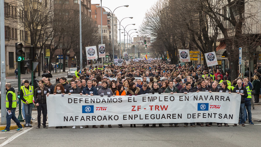 Multitudinaria manifestación en Pamplona en apoyo a las trabajadores de TRW (22). IÑIGO ALZUGARAY