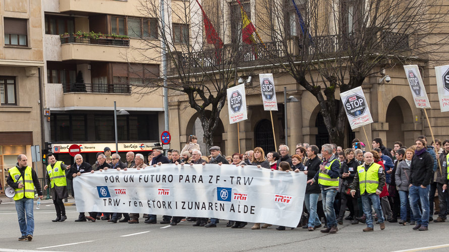 Multitudinaria manifestación en Pamplona en apoyo a las trabajadores de TRW (26). IÑIGO ALZUGARAY