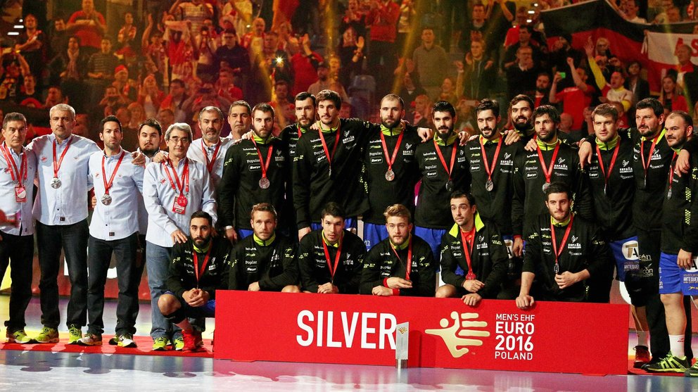 KRA103. Krakow (Poland), 29/01/2016.- Spanish players during the medal ceremony after the 2016 European Men's Handball Championship final game between Germany and Spain at the Tauron Arena in Krakow, Poland, 31 January 2016. Germany defeated Spain 24:17. (España, Cracovia, Balonmano, Polonia, Alemania) EFE/EPA/STANISLAW ROZPEDZIK POLAND OUT