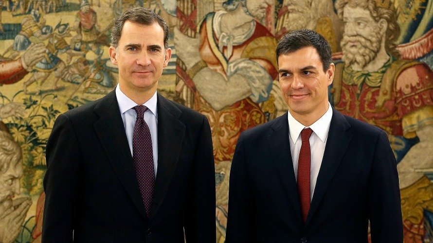 El rey Felipe VI recibe en audiencia en el Palacio de la Zarzuela al secretario general del PSOE, Pedro Sánchez (d). EFE Chema Moya