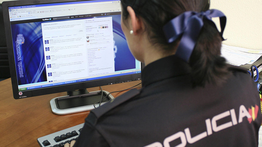 Una policía trabaja en un ordenador en investigaciones sobre internet.