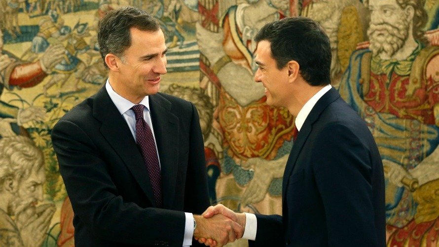 Felipe VI y Pedro Sánchez estrechándose la mano. EFE. CHEMA MOYA