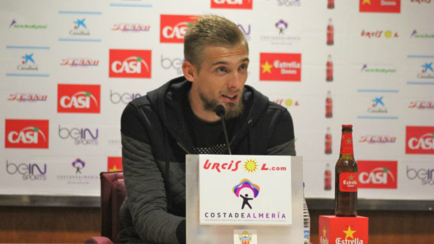 El jugador del Almería Esteban Saveljich. Foto web Udalmeriasad.