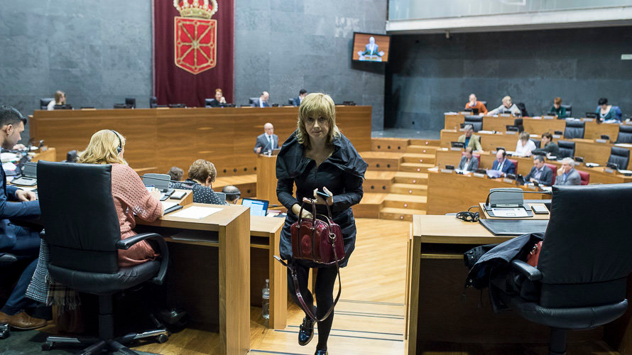 Ana Ollo abandona la Sala de Plenos del Parlamento de Navarra. PABLO LASAOSA 