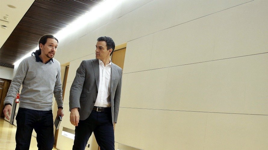 El líder del PSOE, Pedro Sánchez (d), se ha reunido en el Congreso de los Diputados, con el secretario general de Podemos, Pablo Iglesias (i). EFE Ballesteros