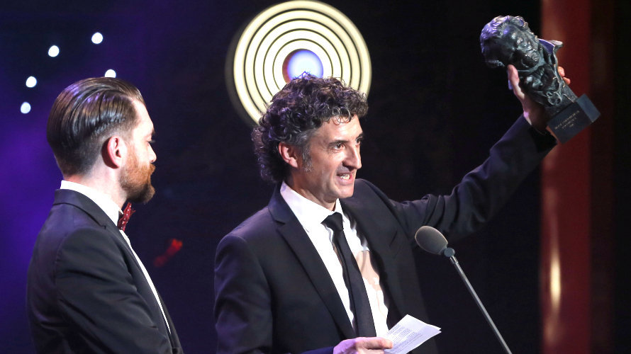 Axel O&#39;Mill Tubau (i) y Patxi Uriz reciben el Goya al mejor cortometraje documental por &#34;Hijos de la Tierra&#34;, durante la ceremonia de la 30 edición de los Premios Goya, que entrega la Academia de Cine, celebrada esta noche en el Hotel Auditorium de Madrid. EFE/Ballesteros