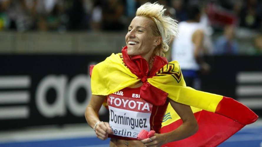 La atleta Marta Domínguez con la bandera de España. Efe.