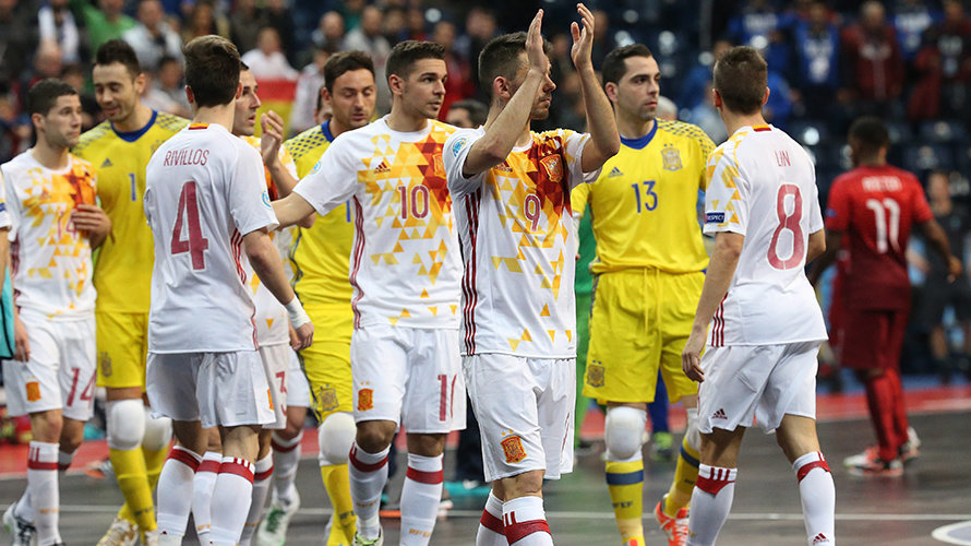 SUKI030 - BELGRADO (SERBIA), 8/2/2016.-Jugadores de España celebran su victoria ante Portugal hoy, lunes 8 de febrero de 2016, durante el partido de cuartos de final del Campeonato Europeo de Futsal UEFA en Belgrado (Serbia). España ganó 6-2. EFE/SRDJAN SUKI 