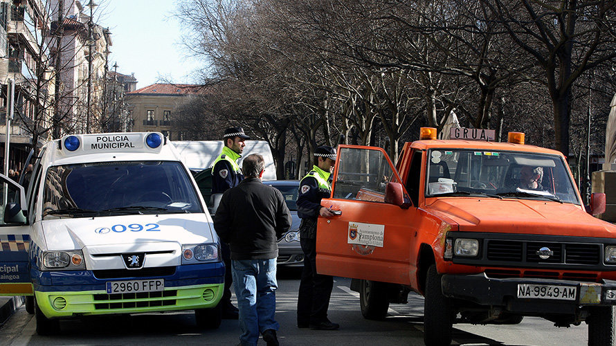 Una grúa retira un vehículo en Pamplona. ARCHIVO