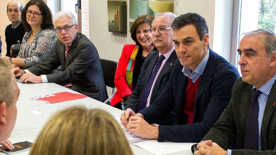 El diputado del PSN-PSOE, Jesús Mari Fernández, ha acompañado hoy a Pedro Sánchez en una reunión.