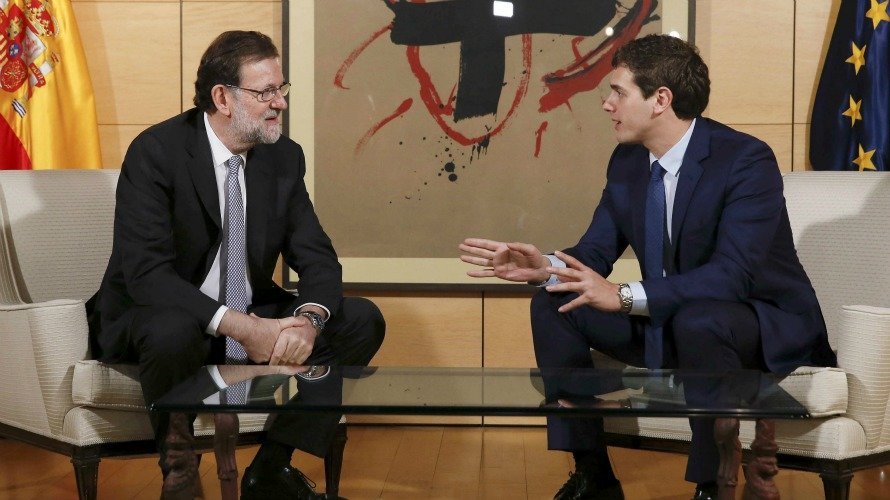 El presidente del Gobierno, Mariano Rajoy (i), y el líder de Ciudadanos, Albert Rivera (d), durante la reunión en el Congreso. EFE.