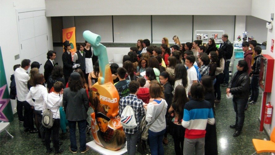 Un grupo de jóvenes asisten a la presentación de una exposición en la Casa de la Juventud.