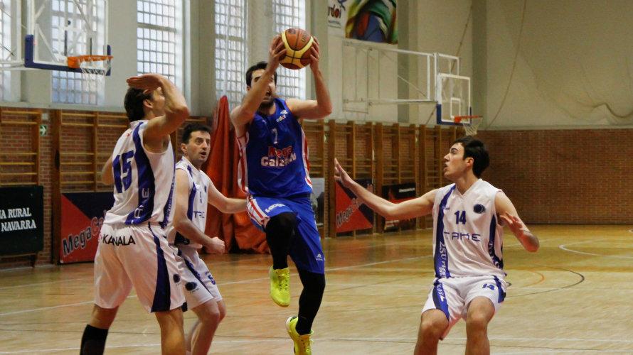 El navarro Almendros en situación de tiro ante el Tolosa en Zizur. Foto web Fundación navarra Ardoi baloncesto.