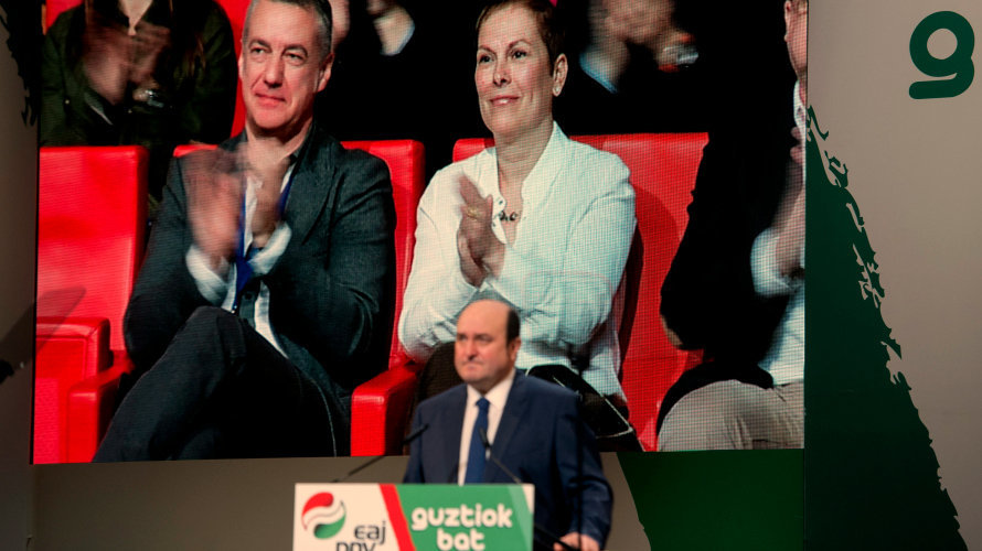 Urkullu y Ortuzar aplauden a Ortuzar, presidente del PNV, en la asamblea de Pamplona.