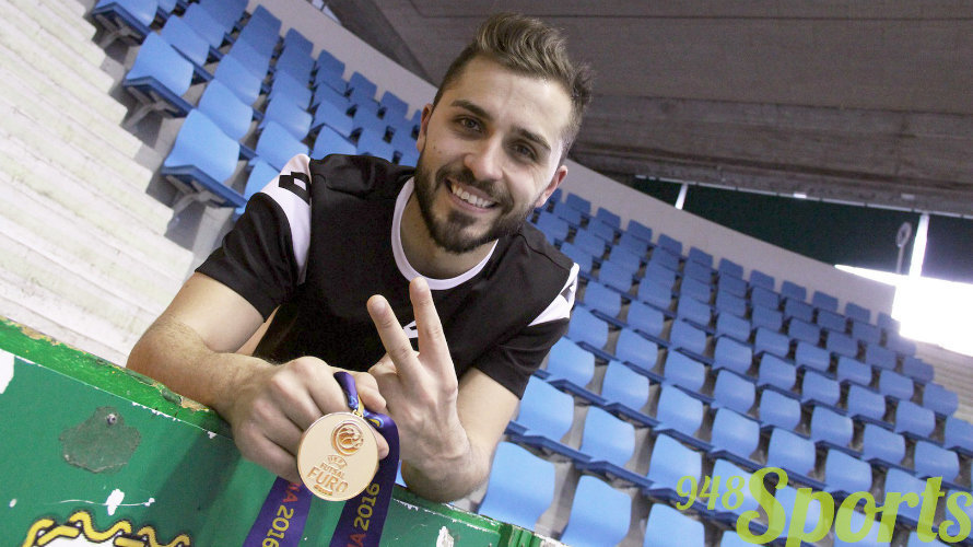 Rafa Usín muestra su medalla ganada en el Europeo de Serbia.