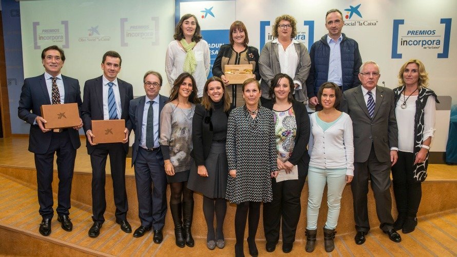 Ana Díez Fontana, directora territorial de CaixaBank en Navarra, y Uxue Barkos junto a las empresas premiadas y los representantes de las entidades sociales intermediadoras.