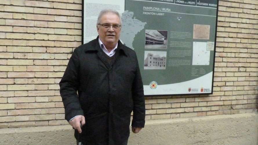 Miguel Pozueta en el exterior del frontón Labrit.