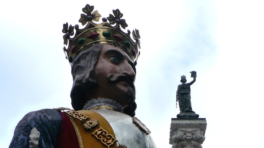 El Rey europeo de la comparsa de Pamplona pasa junto a la estatua de los Fueros (San Saturnino 2013).