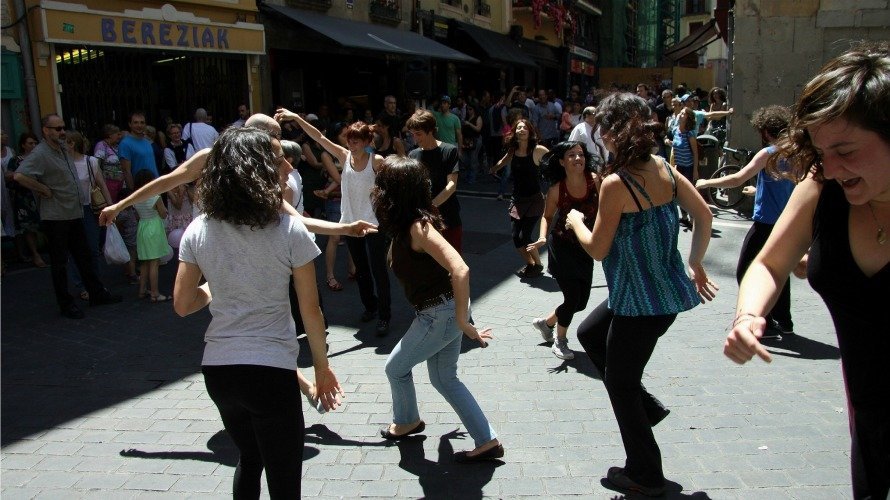 Gente bailando por las calles de Pamplona.