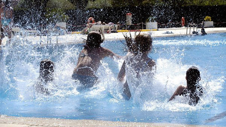 Varios niños disfrutan en una piscina. ARCHIVO