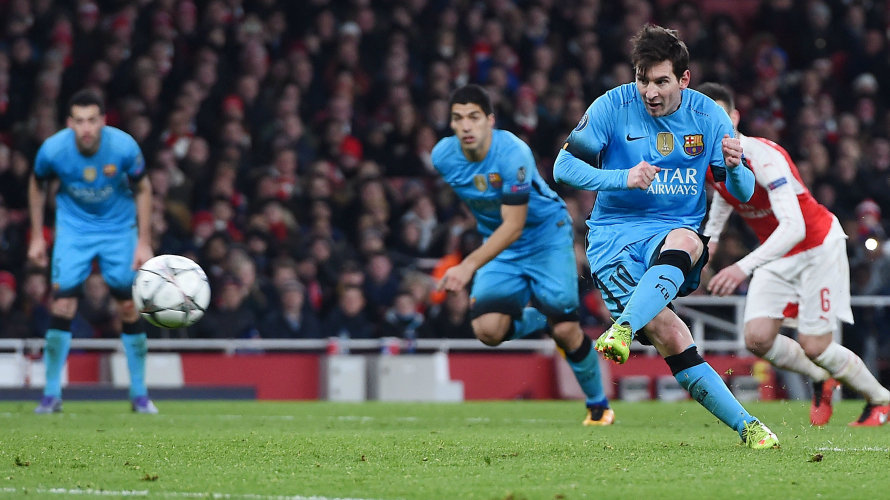 Messi anota el 0-2 de penalti frente al Arsenal.