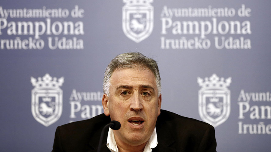 El alcalde de Pamplona, Joseba Asirón, durante una rueda de prensa. EFE/Jesús Diges