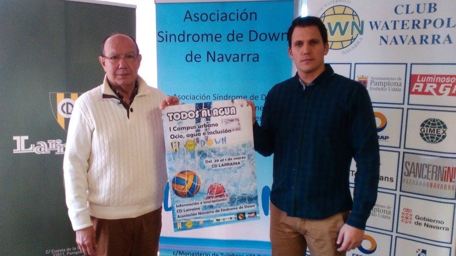 Asier Esteban, jugador de Waterpolo Navarra, y Antonio Lahortiga, secretario de Down Navarra.