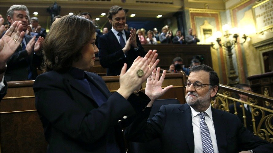 El presidente del Gobierno en funciones y líder del PP, Mariano Rajoy (d), en el Congreso. EFE.
