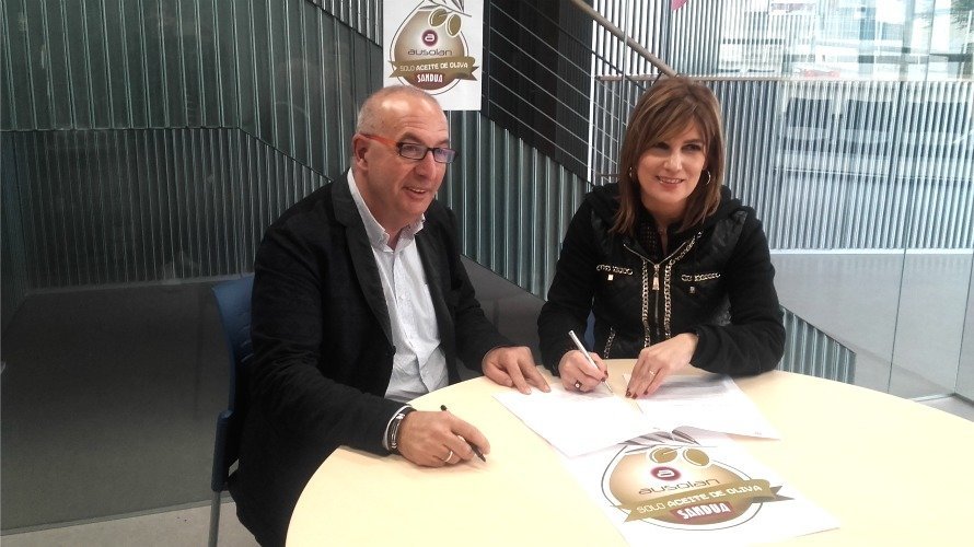 Laura Sandúa, gerente de Aceites Sandúa y Jordi Badet, gerente de Ausolan Jangarria Navarra firman el acuerdo, ‘Sólo aceite de Oliva’.