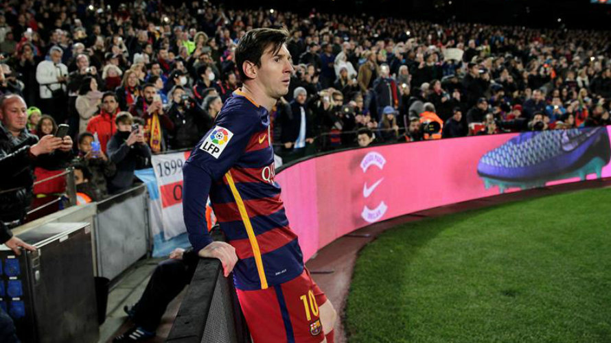 Messi se toma un respiro en el Camp Nou. Efe.