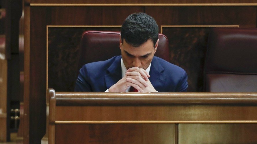 El secretario general del PSOE, Pedro Sánchez, en su escaño durante la sesión de la segunda jornada del debate de su investidura que se celebra en el Congreso. EFE Javier Lizón