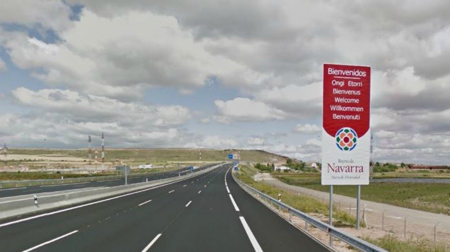 Carteles en los principales entradas a Navarra en la zona no vascófona.