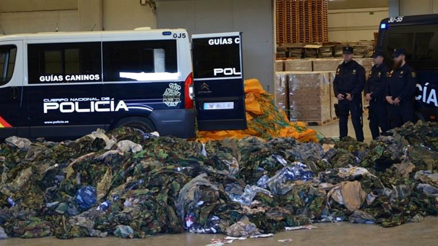 La Policía Nacional ha incautado 20.000 uniformes y complementos militares destinados a grupos yihadistas. EP