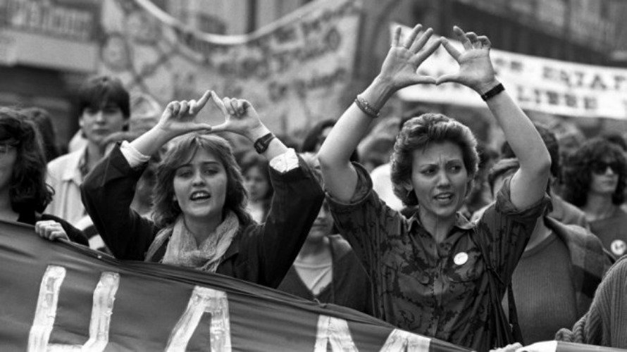 Mujeres se manifiestan para conmemorar el &#39;Día Internacional de la mujer&#39; de 1987. EFE.