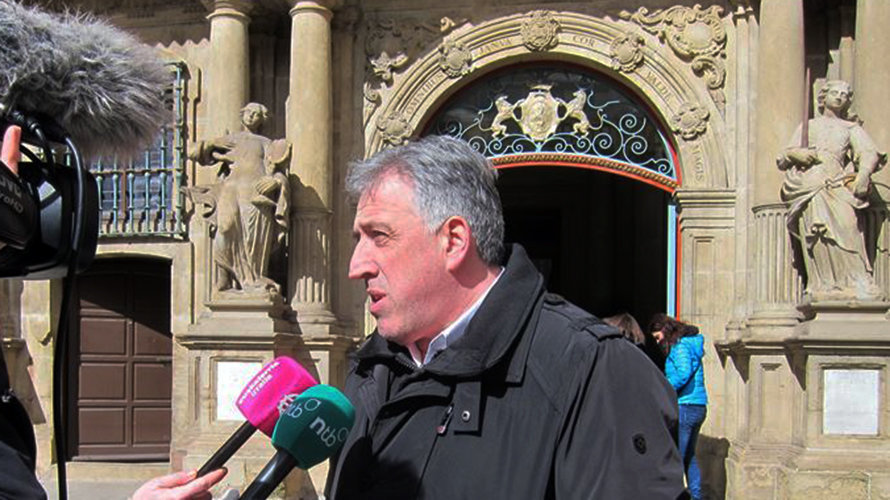 Joseba Asirón, alcalde de Pamplona, atiende a los medios