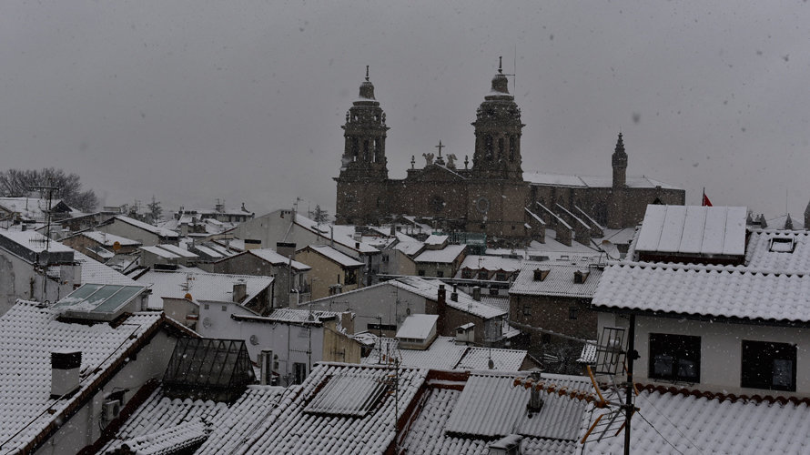 Las calles de Pamplona tras una noche de nieve. PABLO LASAOSA