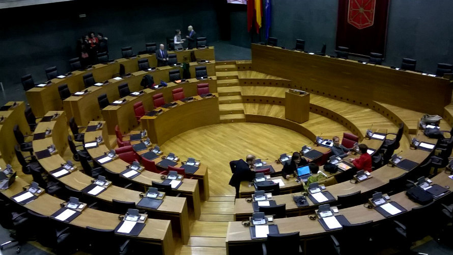 El pleno del Parlamento de Navarra con el hemiciclo vacío.