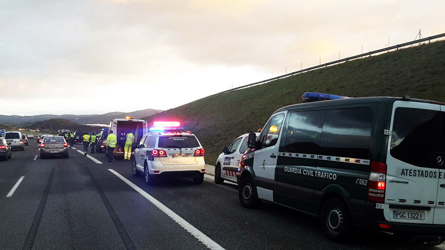 La Guardia Civil de Tráfico de Navarra ha atendido el accidente en la autovía de Jaca.