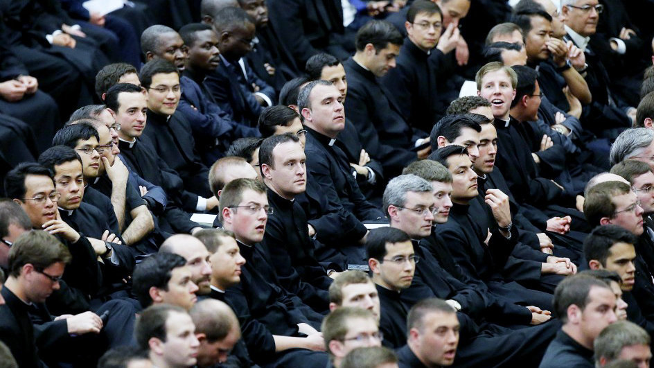 Un grupo de sacerdotes asiste a una reunión con el papa Francisco en la Ciudad del Vaticano.  EFE)