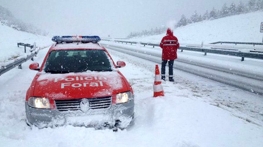 Una patrulla de la Policía Foral vigila la Autovía del Pirineo en el alto de Loiti, esta mañana.