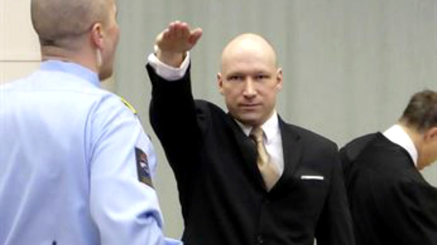 Breivik se presenta ante el tribunal realizando el saludo nazi. EP